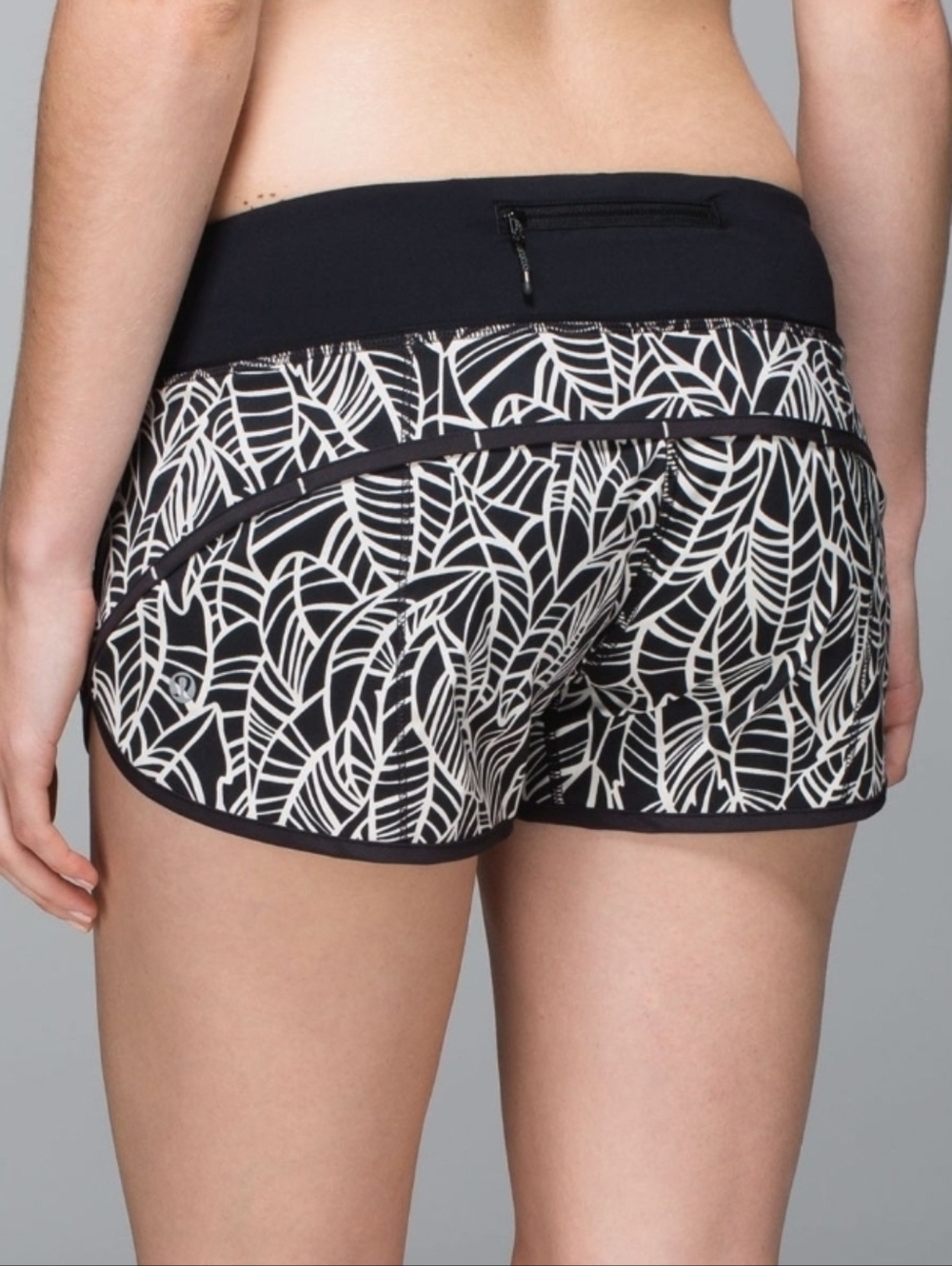 Lululemon Speed Shorts Size 6 – Black Palm Print